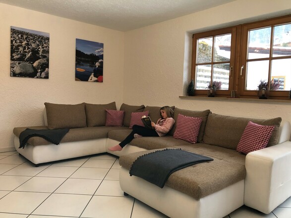 Gemütliche Sitzecke vorm Kamin