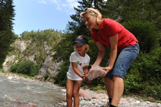 Kundl, Kundler Klamm, Bachbett, Mutter &amp; Kind, Steine sammeln, | Kundl, Kundler Klamm