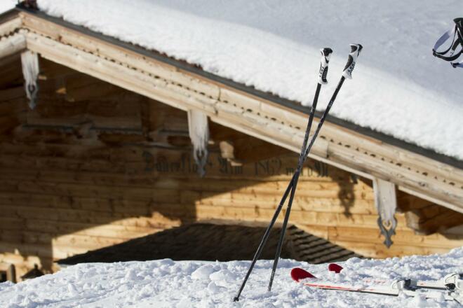 Skier vor der Hütte