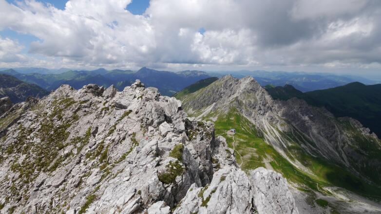 Blick vom Nördlichen Schafalpenkopf zur Fiderepasshütte