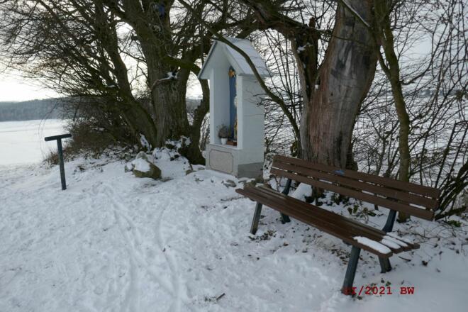 Schöneberg Gedenkkreuz mit Rastbank