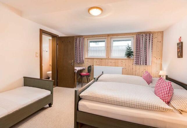 Alpenrose - Schlafzimmer mit Dusche und WC