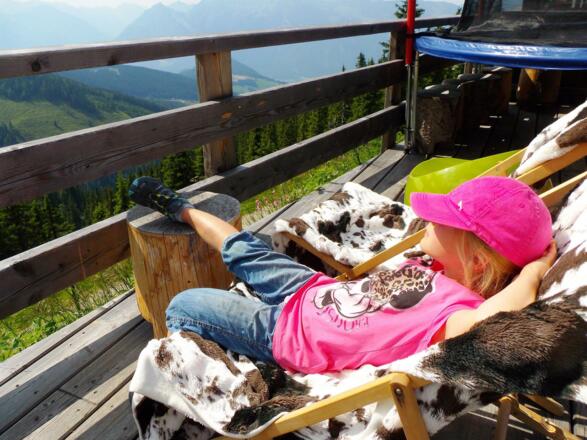 Kind Rast auf der Dauerstoa Alm in Alpbach