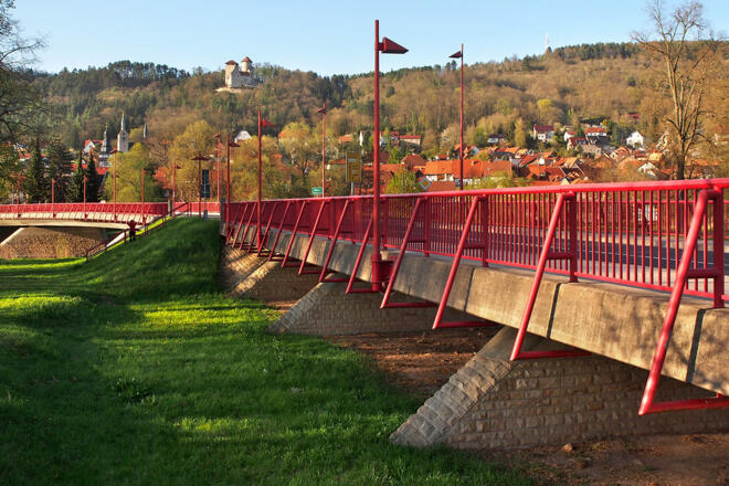 Werrabrücke in Treffurt, im Hintergrund Burg Normannstein