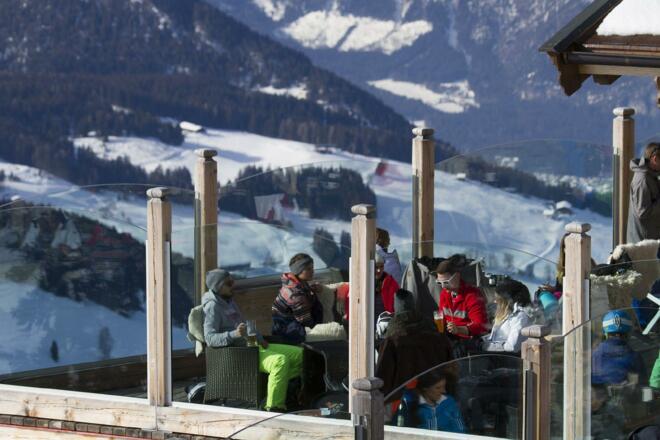 Gäste auf der Terrasse im Winter