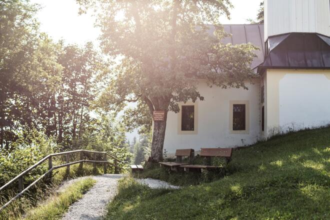 Die Antoniuskapelle vor der Kulisse des Wilden Kaisers