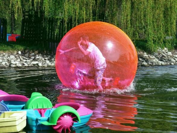 Zorbing im Wasser