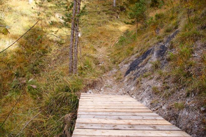 Neue Brücke im unteren Wegteil
