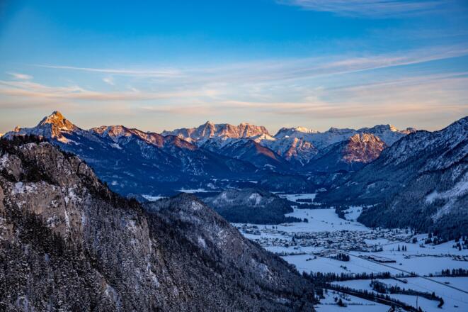Alpenglühen in der Ferne - Blick zur Zugspitze