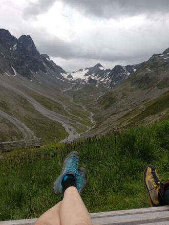 die Aussicht genießen, die selbst bei Bewölkung beeindruckend ist.