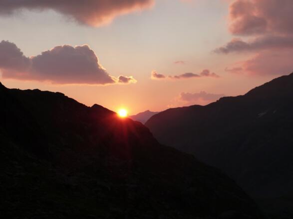 ... genießen den Sonnenaufgang.