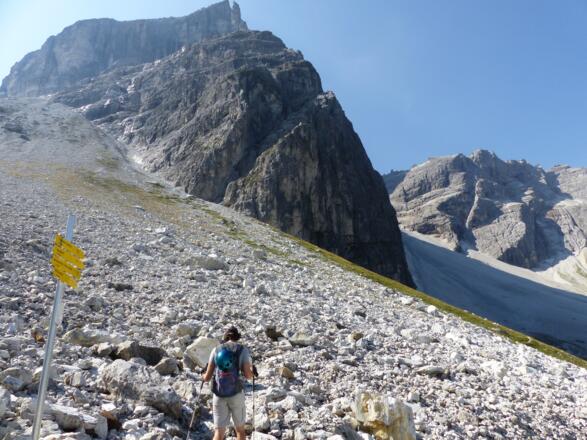 Wegtafeln weisen zum Sandesjöchl.