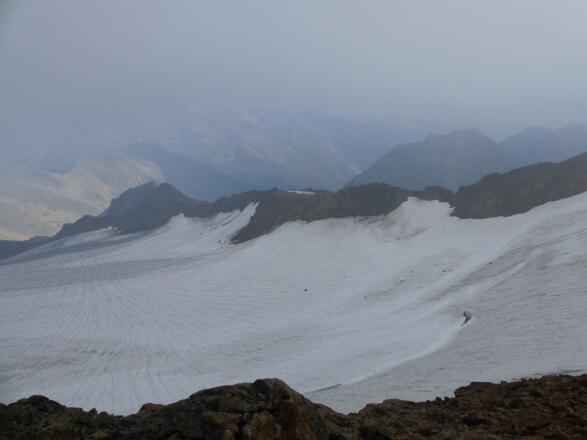 Blick vom Felsgrat zum Grübelferner, der im oberen Teil flach ist.