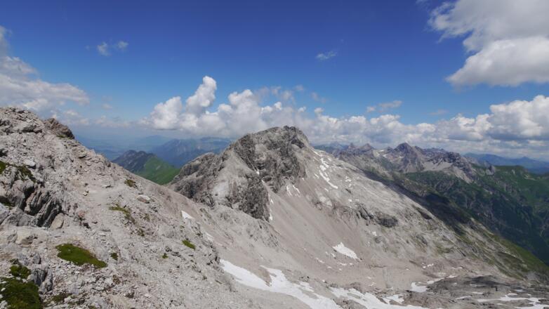Blick in die Socktalscharte (tiefster Punkt in der Bildmitte), dahinter der Bockkarkopf