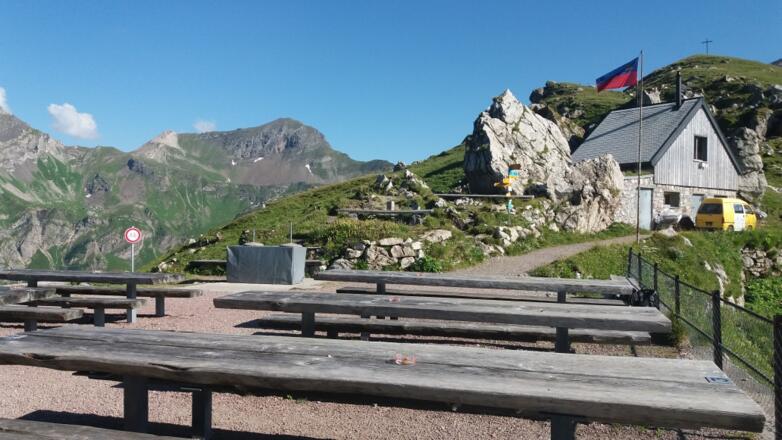 Pfälzerhütte: fast menschenleere Terrasse .