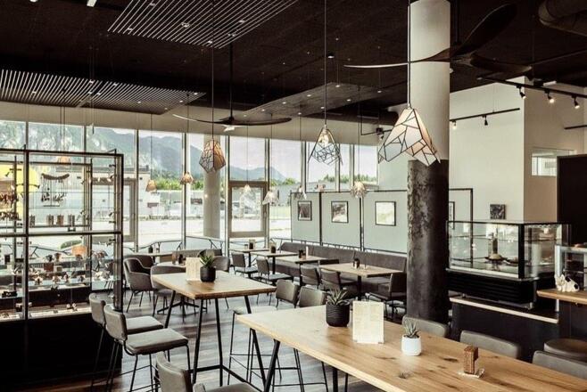 Kunst Cafe Marina Blick Vitrine