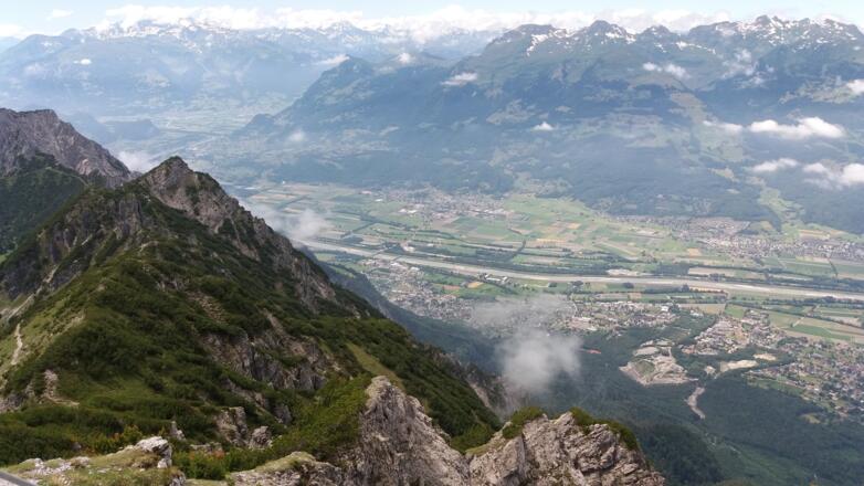 Ausblick vom höchsten Punkt ins Rheintal: Kügrat, 2123 m.