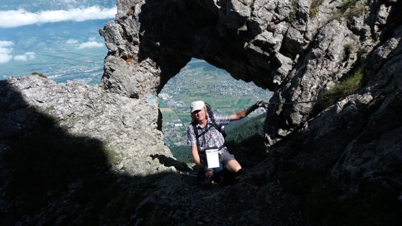 Durch&#039;s riesige Felsentor zum nächsten Gipfel.