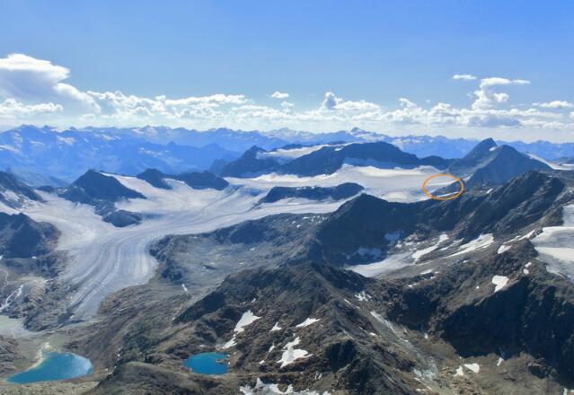 Der gesamte Übeltalferner mit Sonnklarspitze und Hohem Eis in der Mitte. Müllerhütte ist orange markiert.