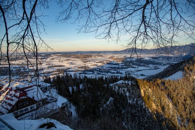 Blick auf das Burghotel Falkenstein und das Voralpenland