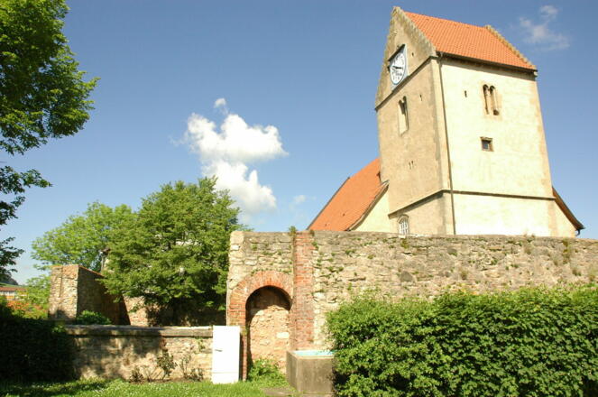 Die Wehrkirche in Kaltensundheim stammt aus dem 17. Jh.