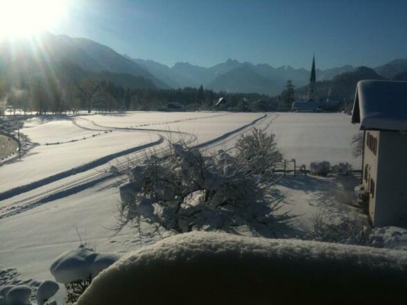 Langlaufloipe vor dem Haus