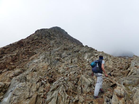 Nach dem Ferner geht es über Schutt hinauf zur Nürnberger Scharte.