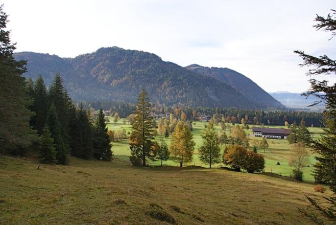 Blick zurück auf die Abzweigung; rechts im Golfplatz der Krammethof;