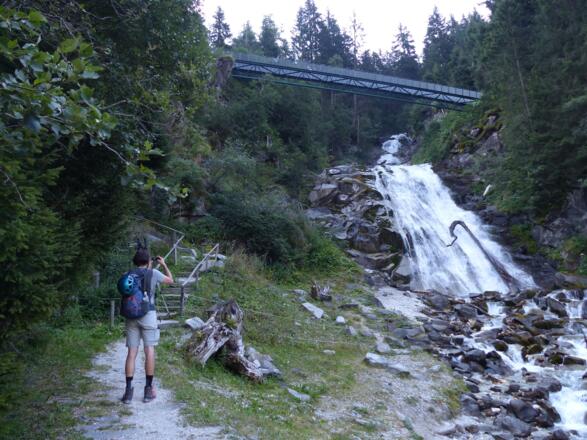 Ohne Feingefühl wurde diese Hängebrücke über den kleinen Wasserfall errichtet.