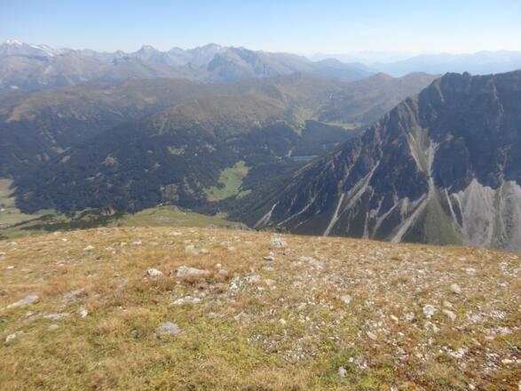 Der Blick von der Gegenseite auf den ganzen Auf- bzw. Abstiegsweg