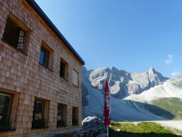 Die Tribulaunhütte wurde neu eingeschindelt.
