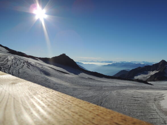 Aussicht zum Becherhaus von der Müllerhütte. Am Horizont die Dolomiten.