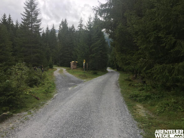 0.90 km - Links abbiegen und Fahrweg folgen (&quot;Schattbachalm&quot;).