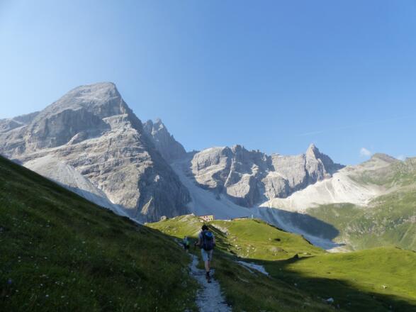 Eine imposante Bergkulisse. Im Hintergrund ist bereits die Tribulaunhütte sichtbar.