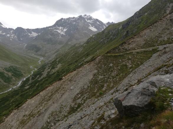 Je höher man steigt, desto felsiger wird das Gelände und...