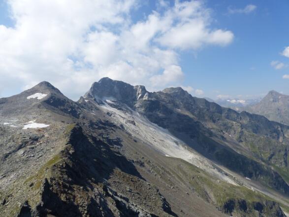 Grandioser Ausblick vom Gipfel auf Weißwand und Hoher Zahn.