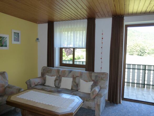 Wohnzimmer mit Balkon