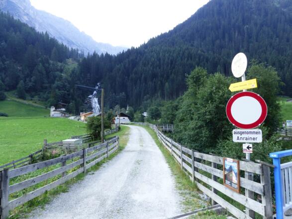 Anfangs auf einer Forststraße geht es ins Sandestal.
