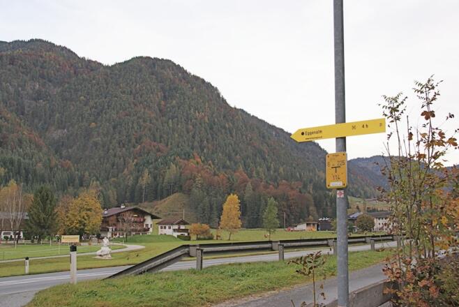 Wanderwegschild zur Eggenalm (Straubinger Haus) an der Loferer Straße