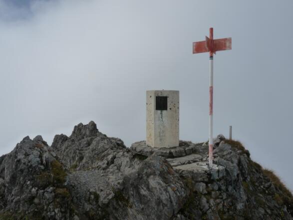 Grenzstein und Vermessungspunkt auf dem Garsellikopf