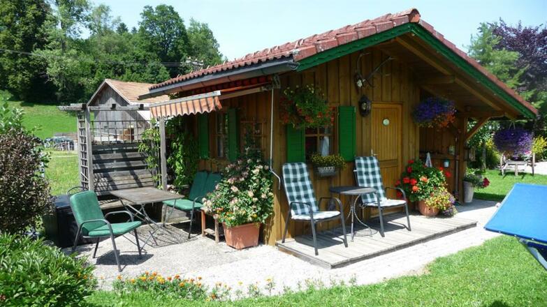 Gemütlich sitzen im Gartenhaus