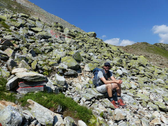 Zwei Holztafeln - eine zur ital. Tribulaunhütte, die andere zur Bremerhütte.