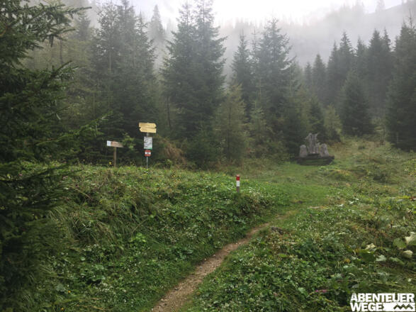 3.10 km - Rechts auf Fahrweg abbiegen (&quot;Schattbachalm&quot;).