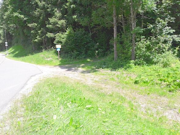 Anhaltebucht mit Parkbucht am Straßenrand