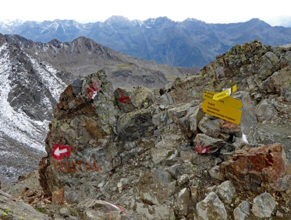 Wegmarkierung in typischem Gelände