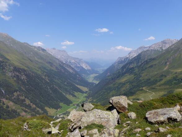 Herrlicher Blick hinaus durch das Gschnitztal.