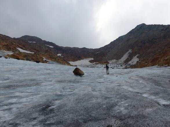 Am Aperen Feuerstein Ferner ist noch kein Seil, jedoch Spikes notwendig.
