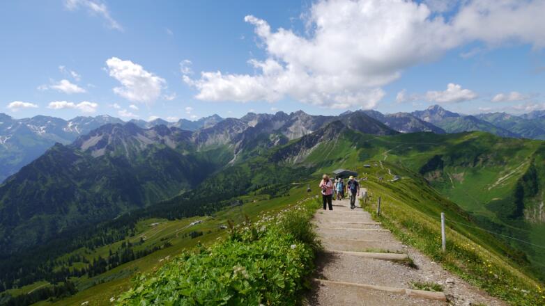 Ein breiter Weg führt von der nahen Seilbahnstation zum Gipfel.
