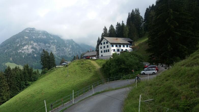 Nach kurzer Asphaltstrecke unser heutiges Ziel: Berggasthof Sücka, 1402 m.