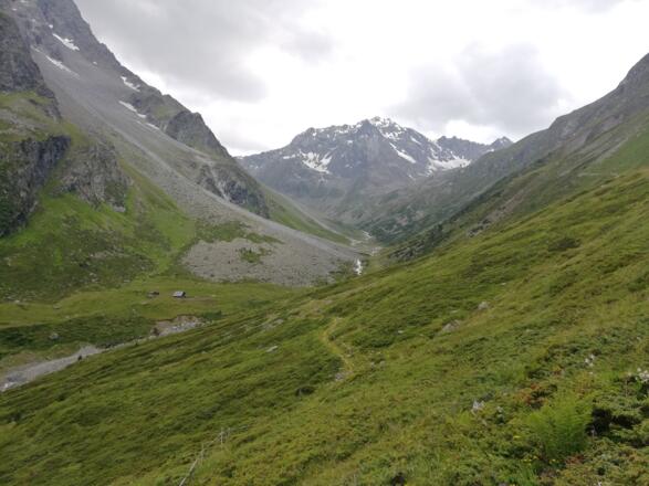 über die Wiesen oberhalb des Längentals und...